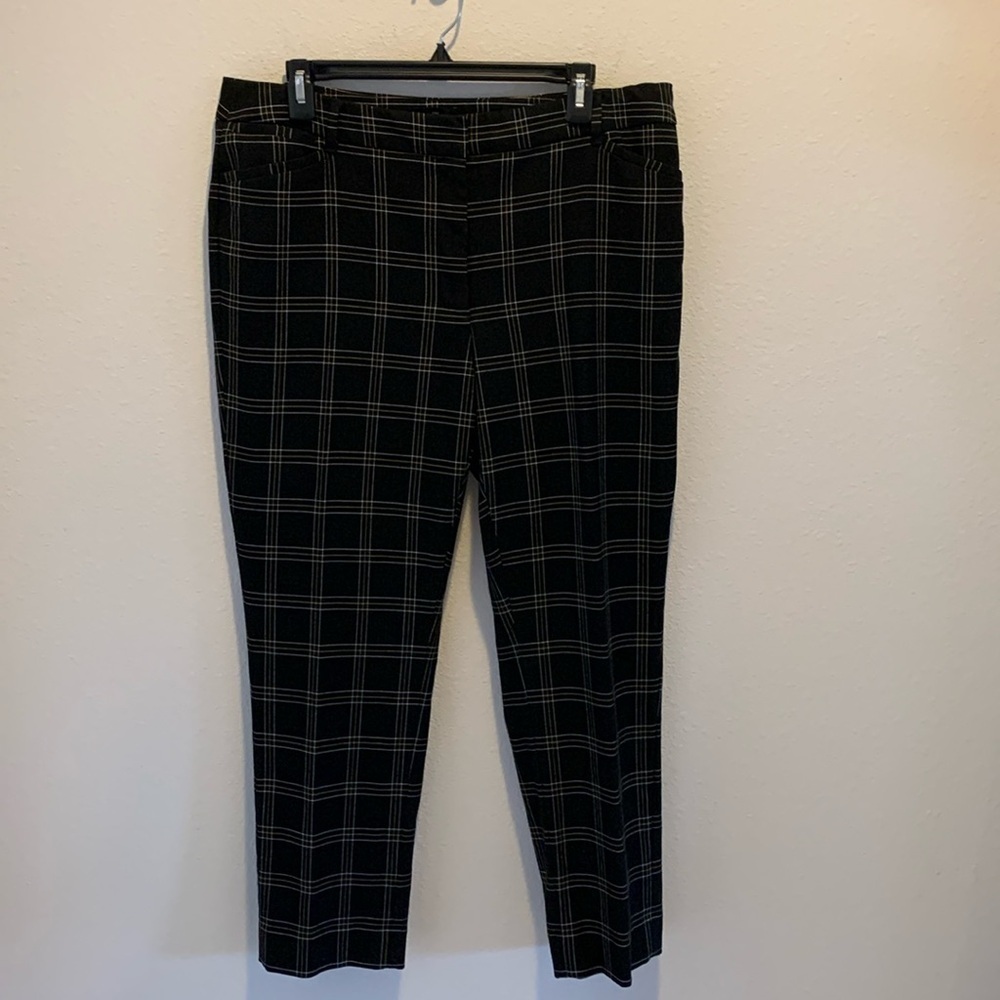 WHBM Womens Fall/Winter Pant. The Slim Ankle in size 14. Black. Very Nice.‌‌